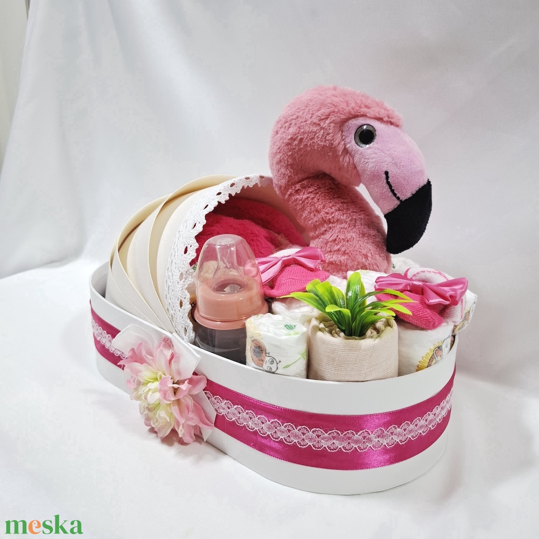 Flamingó bölcső pelenkatorta 2-5 kg, pelenkatorony, babaváró csomag, kelengye - játék & sport - babalátogató ajándékcsomag - Meska.hu Flamingó bölcső pelenkatorta 2-5 kg, pelenkatorony, babaváró csomag, kelengye - játék & sport - babalátogató ajándékcsomag - Meska.hu