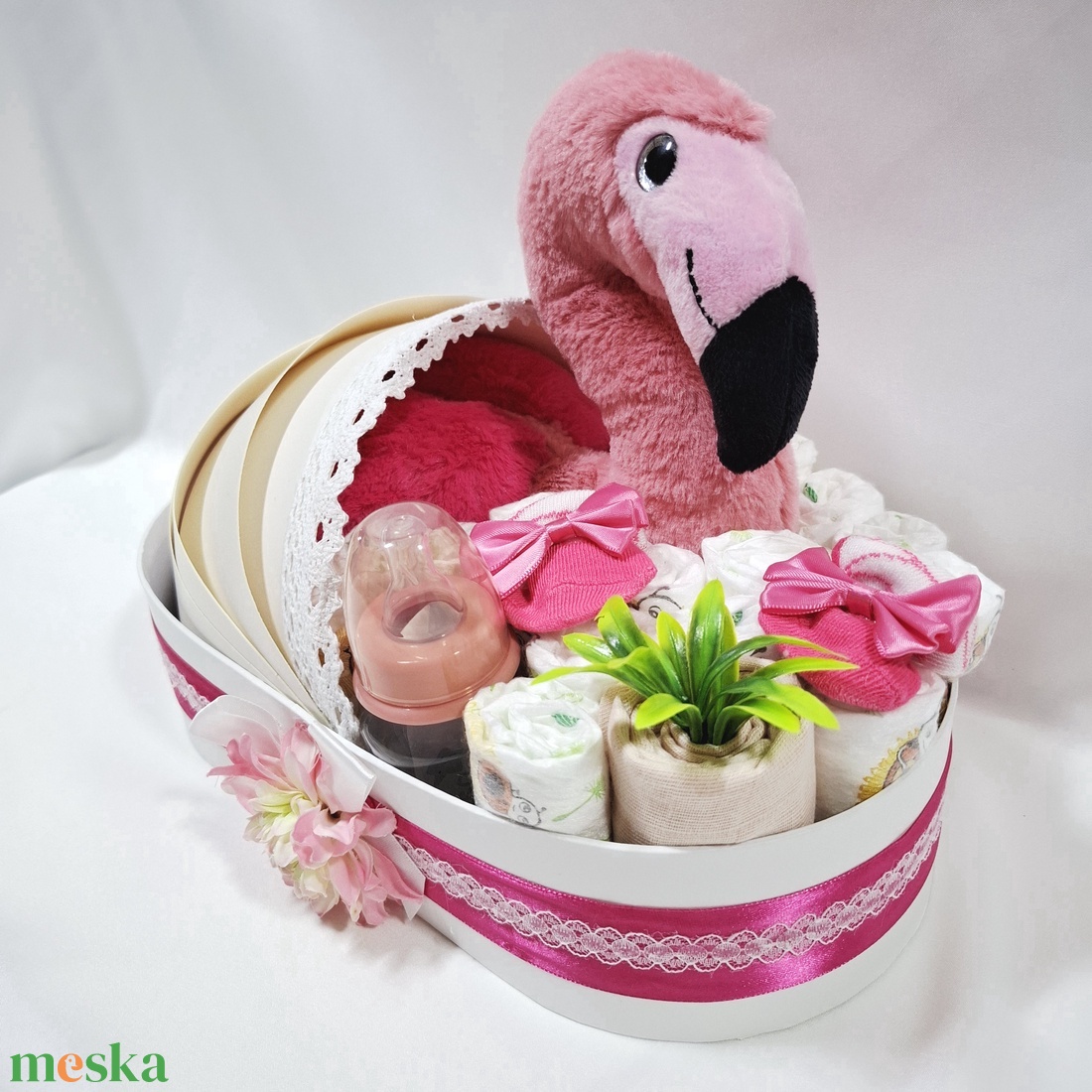 Flamingó bölcső pelenkatorta 2-5 kg, pelenkatorony, babaváró csomag, kelengye - játék & sport - babalátogató ajándékcsomag - Meska.hu Flamingó bölcső pelenkatorta 2-5 kg, pelenkatorony, babaváró csomag, kelengye - játék & sport - babalátogató ajándékcsomag - Meska.hu