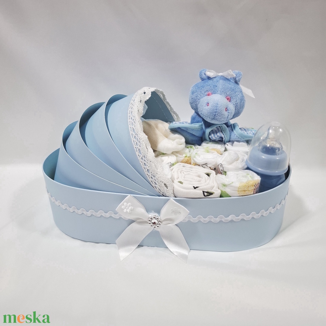 Maci bölcső pelenkatorta 2-5 kg, pelenkatorony, babaváró csomag - játék & sport - babalátogató ajándékcsomag - Meska.hu Maci bölcső pelenkatorta 2-5 kg, pelenkatorony, babaváró csomag - játék & sport - babalátogató ajándékcsomag - Meska.hu