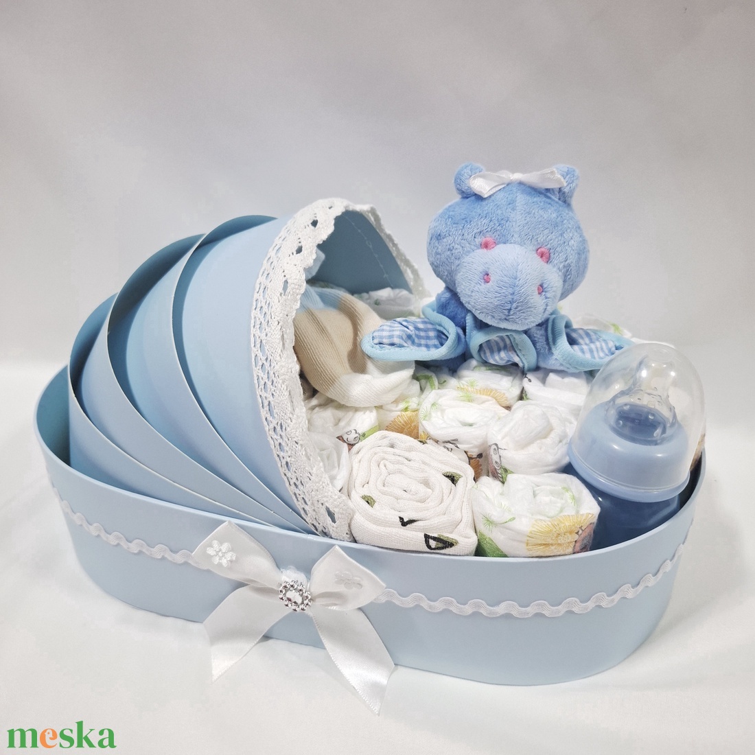 Maci bölcső pelenkatorta 2-5 kg, pelenkatorony, babaváró csomag - játék & sport - babalátogató ajándékcsomag - Meska.hu Maci bölcső pelenkatorta 2-5 kg, pelenkatorony, babaváró csomag - játék & sport - babalátogató ajándékcsomag - Meska.hu