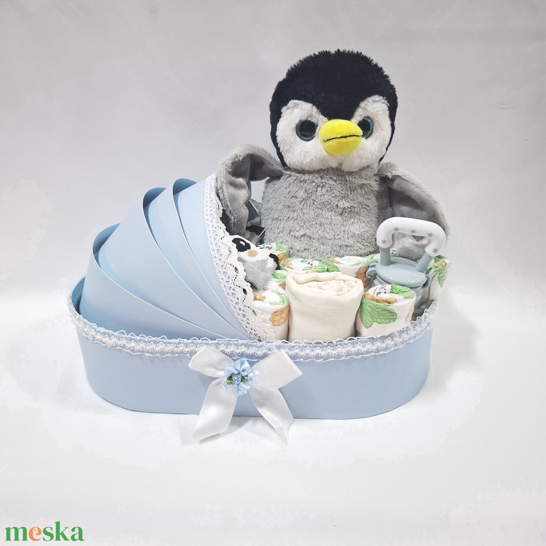 Pingvin bölcső pelenkatorta 3-6 kg, pelenkatorony, babaváró csomag, kelengye - játék & sport - babalátogató ajándékcsomag - Meska.hu