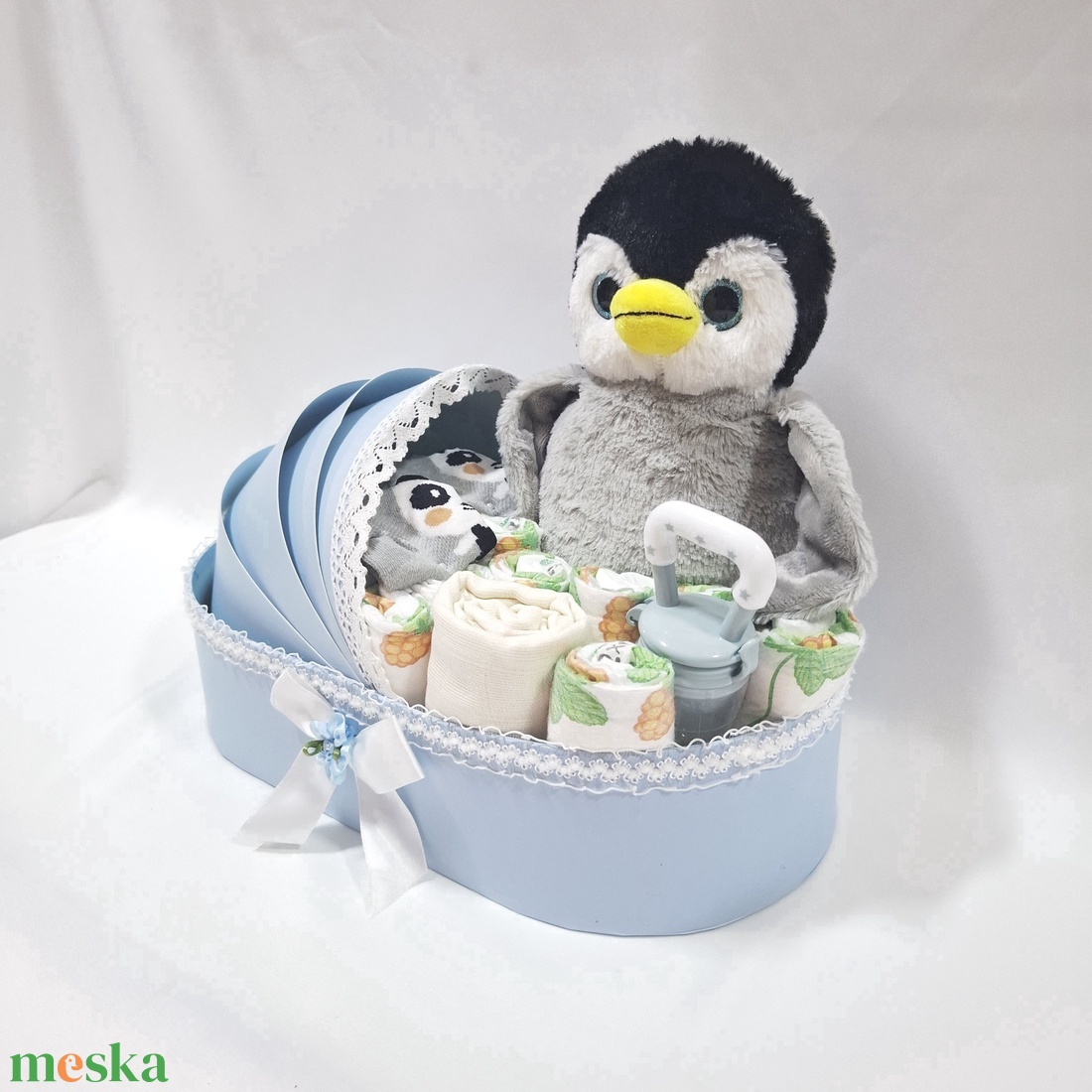 Pingvin bölcső pelenkatorta 3-6 kg, pelenkatorony, babaváró csomag, kelengye - játék & sport - babalátogató ajándékcsomag - Meska.hu