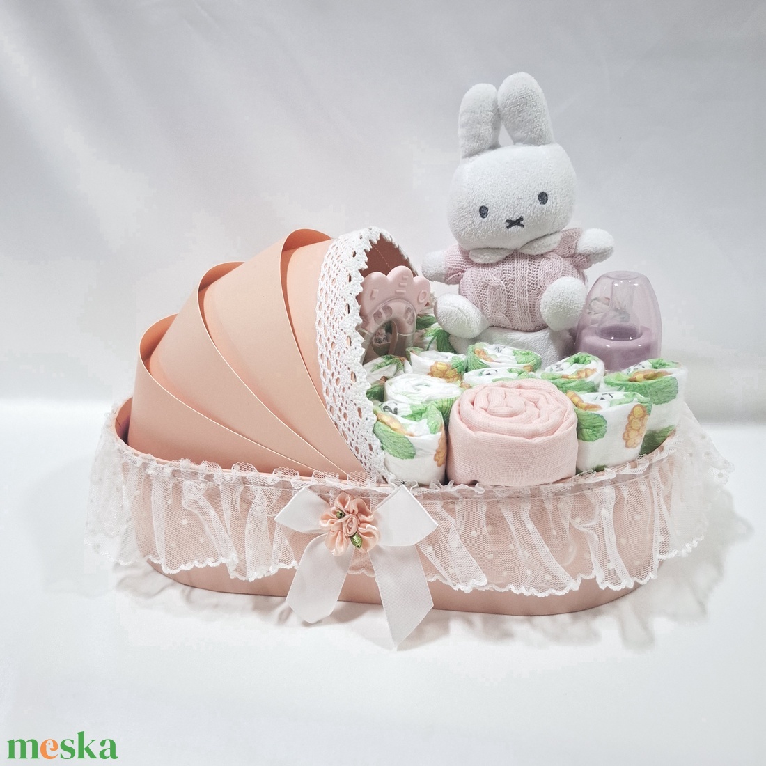 Nyuszi bölcső pelenkatorta 3-6 kg, pelenkatorony, babaváró csomag - játék & sport - babalátogató ajándékcsomag - Meska.hu Nyuszi bölcső pelenkatorta 3-6 kg, pelenkatorony, babaváró csomag - játék & sport - babalátogató ajándékcsomag - Meska.hu