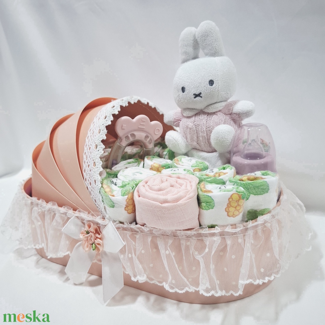 Nyuszi bölcső pelenkatorta 3-6 kg, pelenkatorony, babaváró csomag - játék & sport - babalátogató ajándékcsomag - Meska.hu Nyuszi bölcső pelenkatorta 3-6 kg, pelenkatorony, babaváró csomag - játék & sport - babalátogató ajándékcsomag - Meska.hu