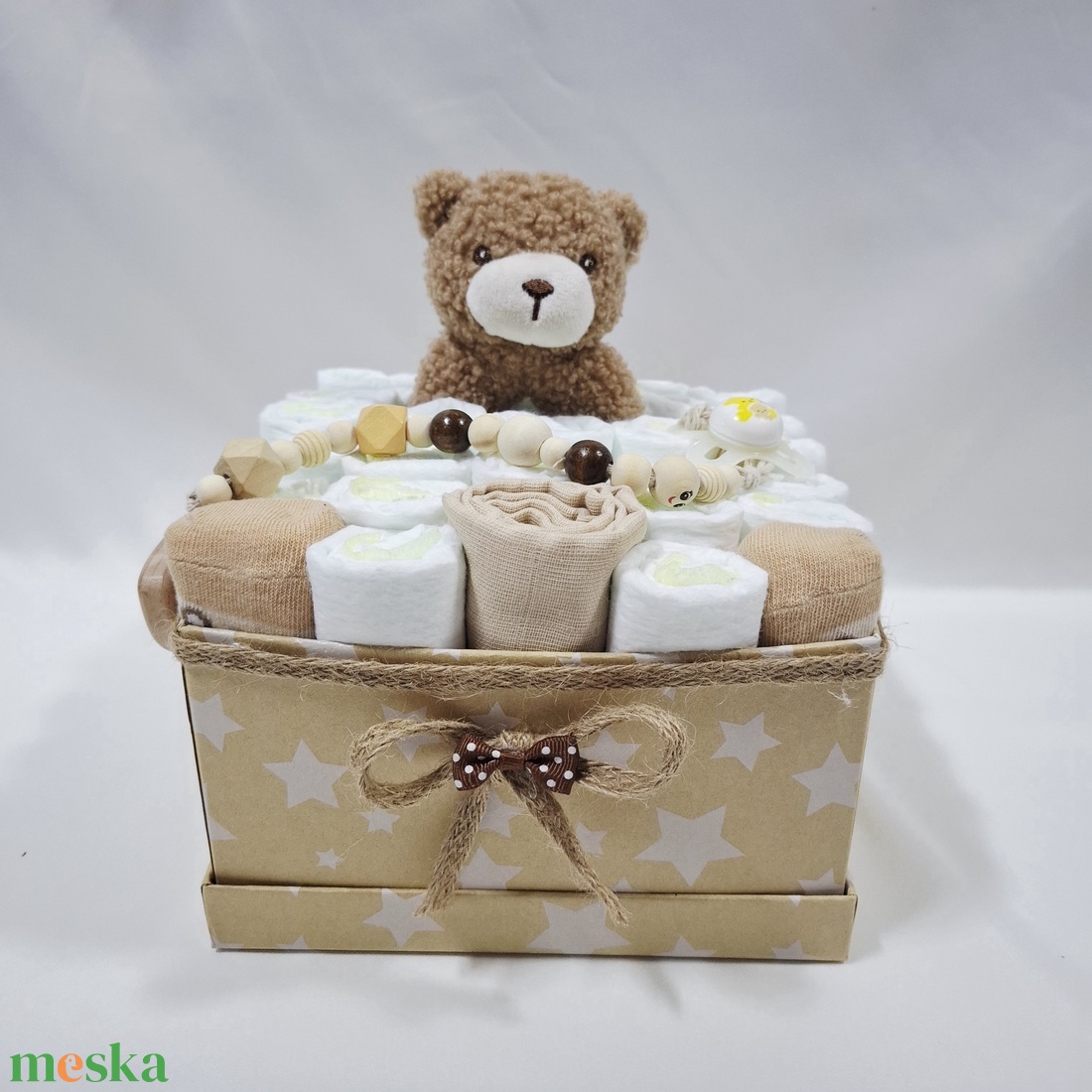 Maci cumilánccal baba box, pelenkatorta 2-5 kg pelenkatorony, babaváró csomag, baba kelengye - játék & sport - babalátogató ajándékcsomag - Meska.hu Maci cumilánccal baba box, pelenkatorta 2-5 kg pelenkatorony, babaváró csomag, baba kelengye - játék & sport - babalátogató ajándékcsomag - Meska.hu