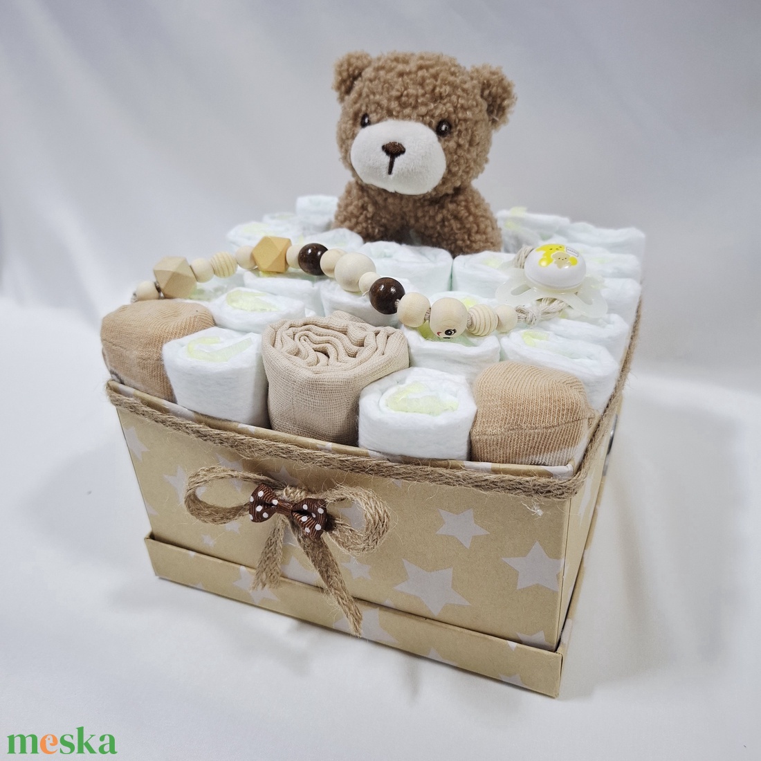 Maci cumilánccal baba box, pelenkatorta 2-5 kg pelenkatorony, babaváró csomag, baba kelengye - játék & sport - babalátogató ajándékcsomag - Meska.hu Maci cumilánccal baba box, pelenkatorta 2-5 kg pelenkatorony, babaváró csomag, baba kelengye - játék & sport - babalátogató ajándékcsomag - Meska.hu