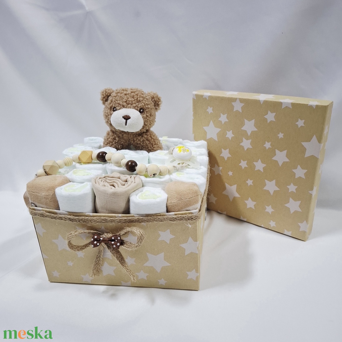 Maci cumilánccal baba box, pelenkatorta 2-5 kg pelenkatorony, babaváró csomag, baba kelengye - játék & sport - babalátogató ajándékcsomag - Meska.hu Maci cumilánccal baba box, pelenkatorta 2-5 kg pelenkatorony, babaváró csomag, baba kelengye - játék & sport - babalátogató ajándékcsomag - Meska.hu