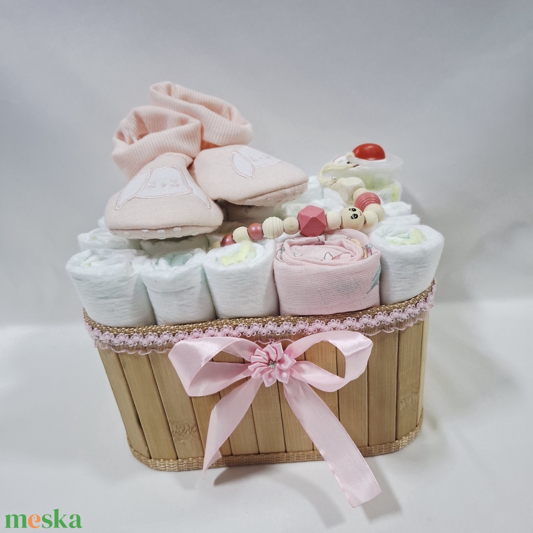 Tipegő baba box cumilánccal, pelenkatorta 2-5 kg pelenkatorony, babaváró csomag, kelengye - játék & sport - babalátogató ajándékcsomag - Meska.hu Tipegő baba box cumilánccal, pelenkatorta 2-5 kg pelenkatorony, babaváró csomag, kelengye - játék & sport - babalátogató ajándékcsomag - Meska.hu