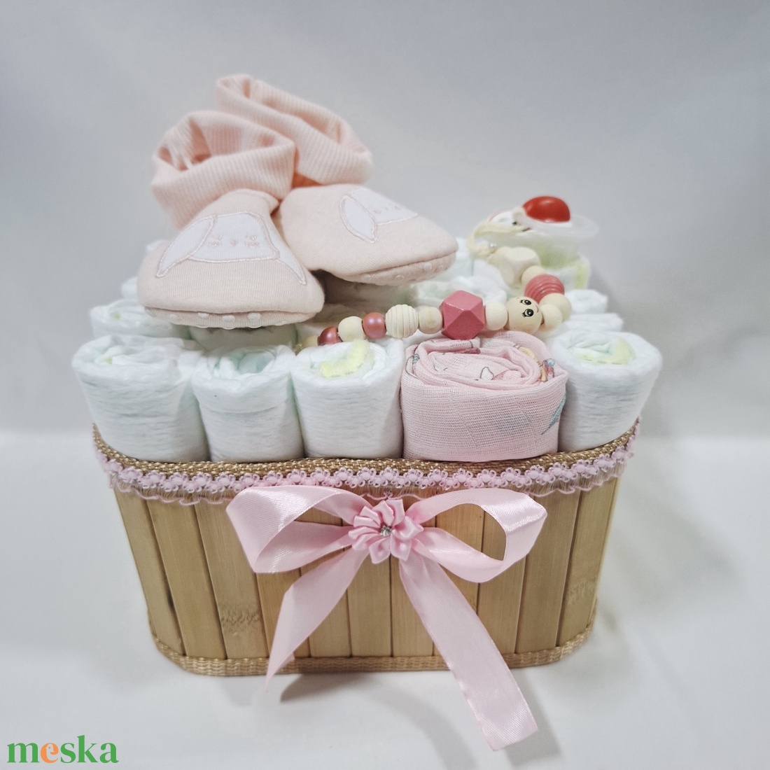Tipegő baba box cumilánccal, pelenkatorta 2-5 kg pelenkatorony, babaváró csomag, kelengye - játék & sport - babalátogató ajándékcsomag - Meska.hu Tipegő baba box cumilánccal, pelenkatorta 2-5 kg pelenkatorony, babaváró csomag, kelengye - játék & sport - babalátogató ajándékcsomag - Meska.hu