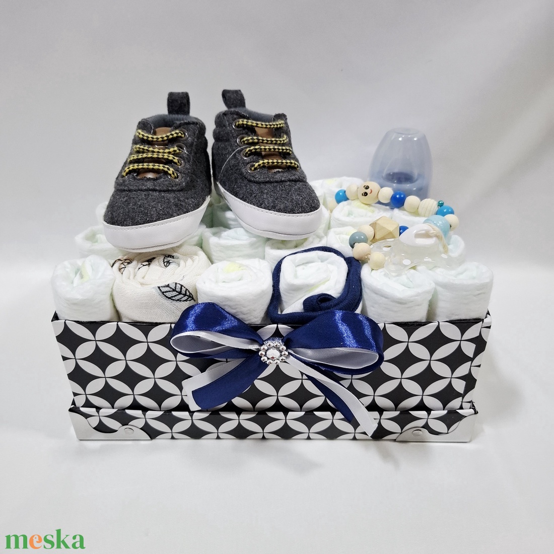 Tipegő baba box cumilánccal, pelenkatorta 2-5kg pelenkatorony, babaváró csomag, kelengye - játék & sport - babalátogató ajándékcsomag - Meska.hu