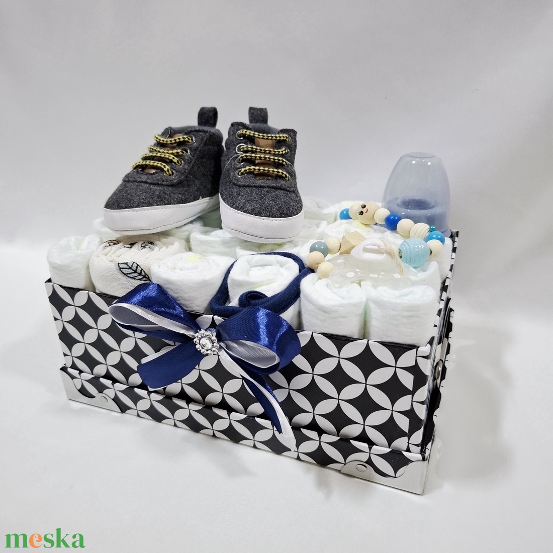 Tipegő baba box cumilánccal, pelenkatorta 2-5kg pelenkatorony, babaváró csomag, kelengye - játék & sport - babalátogató ajándékcsomag - Meska.hu
