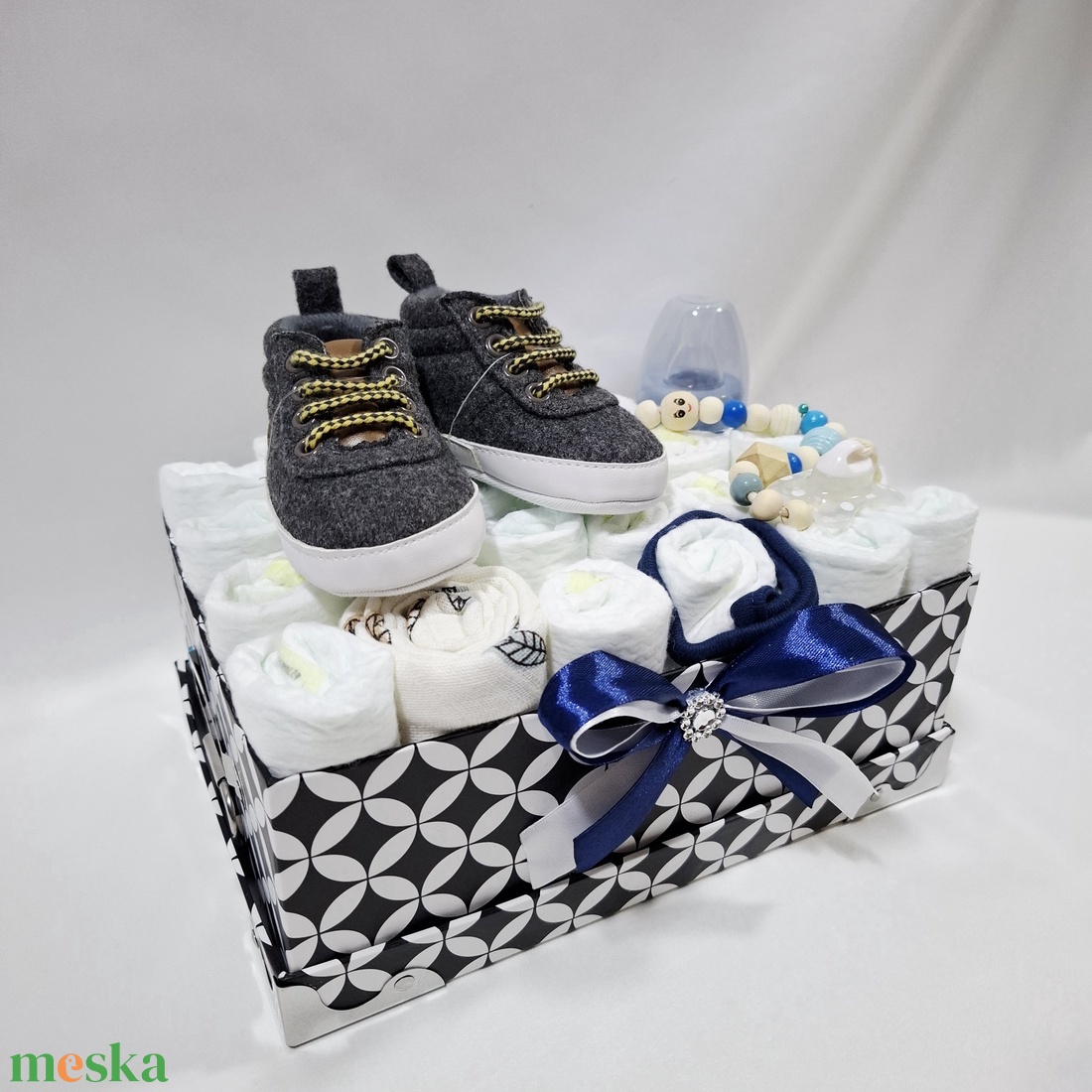 Tipegő baba box cumilánccal, pelenkatorta 2-5kg pelenkatorony, babaváró csomag, kelengye - játék & sport - babalátogató ajándékcsomag - Meska.hu