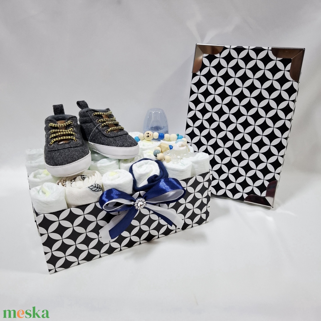 Tipegő baba box cumilánccal, pelenkatorta 2-5kg pelenkatorony, babaváró csomag, kelengye - játék & sport - babalátogató ajándékcsomag - Meska.hu