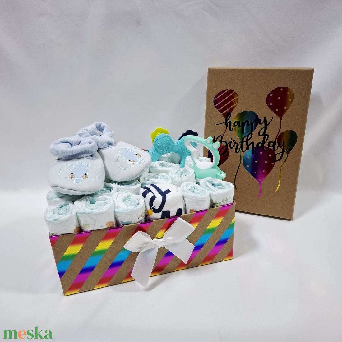 Tipegő baba box etetőcumival, pelenkatorta 6-10 kg pelenkatorony, babaváró csomag, kelengye - játék & sport - babalátogató ajándékcsomag - Meska.hu