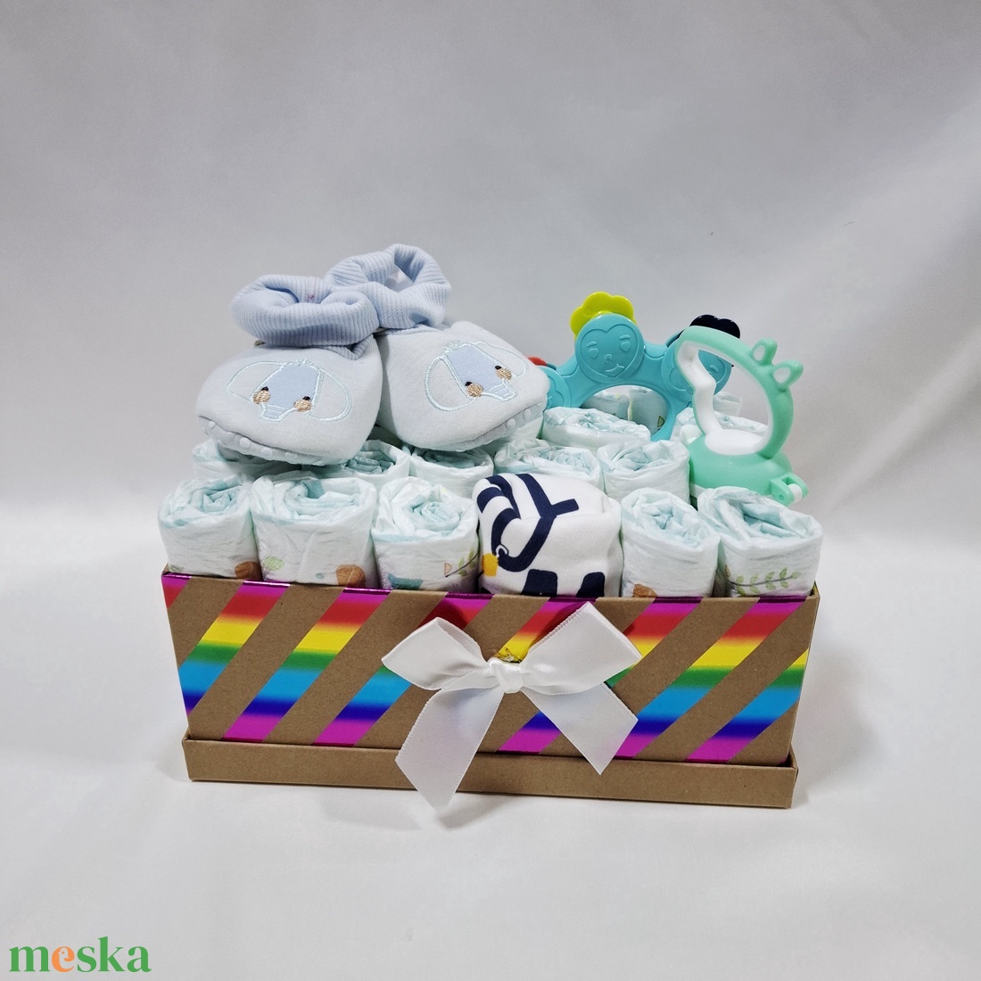 Tipegő baba box etetőcumival, pelenkatorta 6-10 kg pelenkatorony, babaváró csomag, kelengye - játék & sport - babalátogató ajándékcsomag - Meska.hu