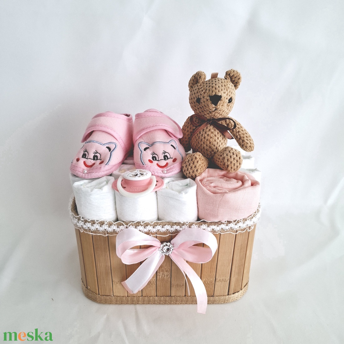 Tipegő mackó pelenkatorony, pelenkatorta babaváró csomag 4-8kg - játék & sport - babalátogató ajándékcsomag - Meska.hu