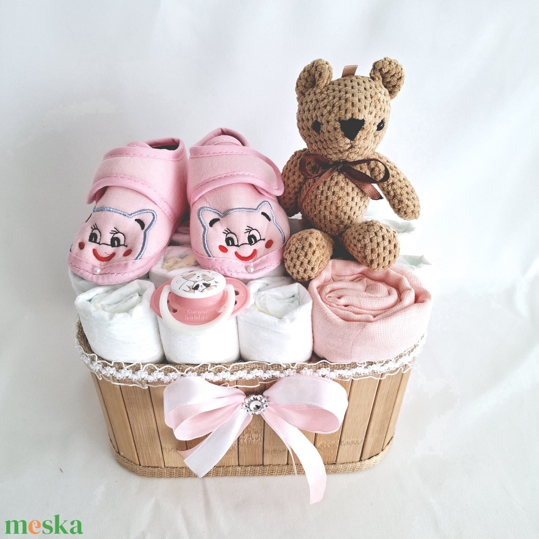 Tipegő mackó pelenkatorony, pelenkatorta babaváró csomag 4-8kg - játék & sport - babalátogató ajándékcsomag - Meska.hu