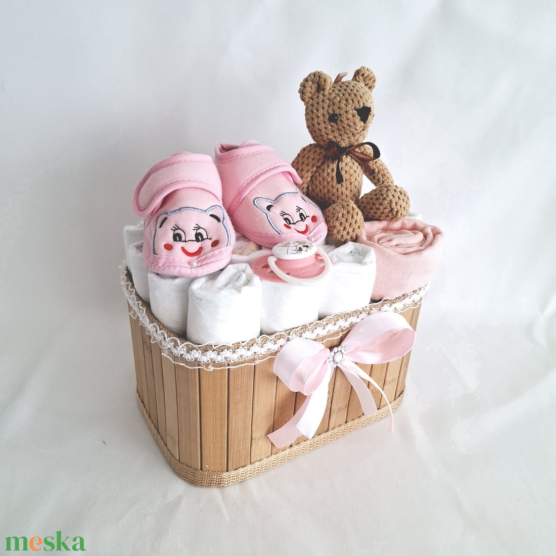 Tipegő mackó pelenkatorony, pelenkatorta babaváró csomag 4-8kg - játék & sport - babalátogató ajándékcsomag - Meska.hu