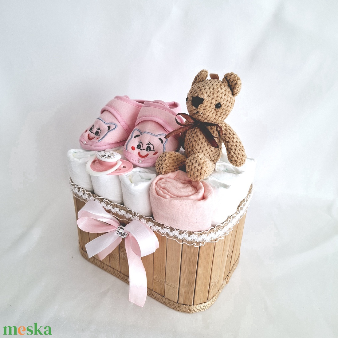 Tipegő mackó pelenkatorony, pelenkatorta babaváró csomag 4-8kg - játék & sport - babalátogató ajándékcsomag - Meska.hu