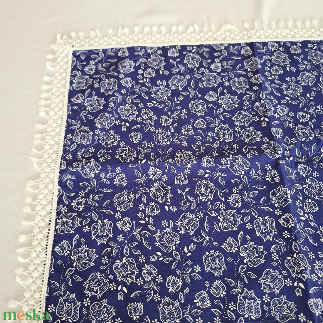 Kékfestő tulipános futó asztalterítő, 135x40 cm dekoráció - otthon & életmód - konyhafelszerelés, tálalás - tálalás - terítő - Meska.hu