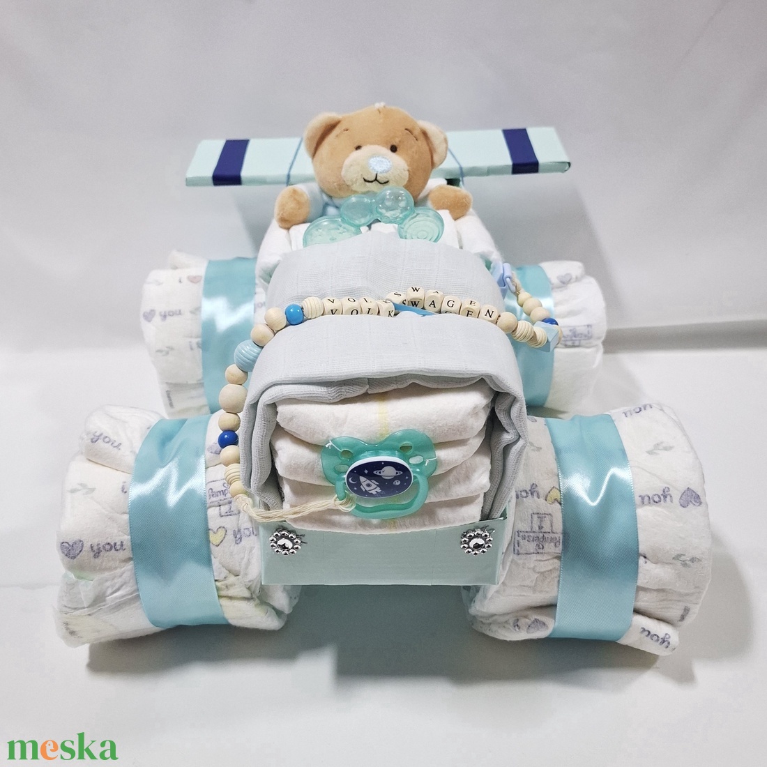 Volkswagen autó pelenkatorta, 2-5 kg pelenkatorony, babaváró csomag - baba - mama - pelenkázó, babafürdető kellékek - pelenkatorta - Meska.hu