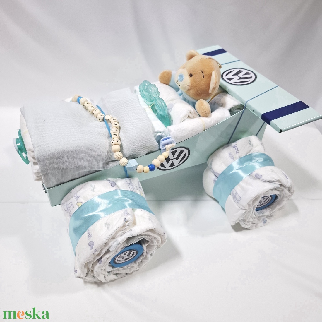 Volkswagen autó pelenkatorta, 2-5 kg pelenkatorony, babaváró csomag - baba - mama - pelenkázó, babafürdető kellékek - pelenkatorta - Meska.hu