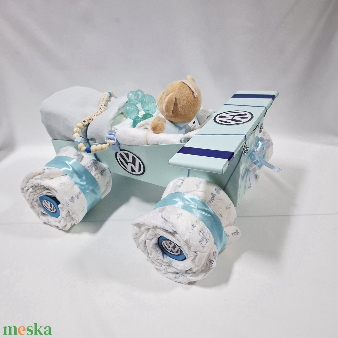Volkswagen autó pelenkatorta, 2-5 kg pelenkatorony, babaváró csomag - baba - mama - pelenkázó, babafürdető kellékek - pelenkatorta - Meska.hu