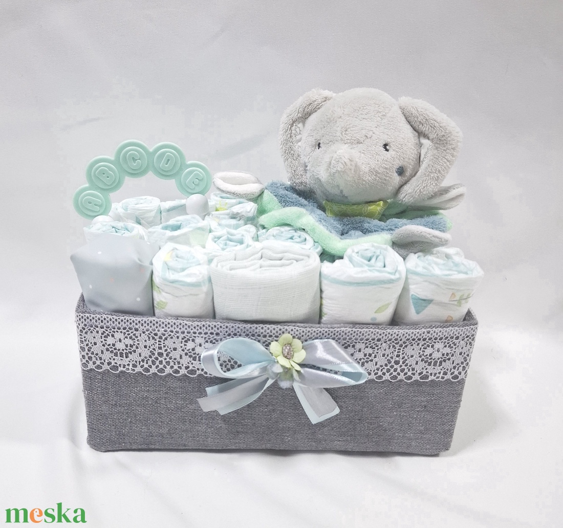 Kis elefánt rágcsával baba box, pelenkatorta 6-10 kg pelenkatorony, babaváró csomag, baba kelengye - baba - mama - pelenkázó, babafürdető kellékek - pelenkatorta - Meska.hu