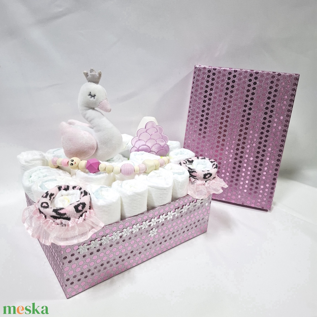 Kis hattyú cumiláncos rágcsával baba box, pelenkatorta 3-6 kg pelenkatorony, babaváró csomag, baba kelengye - baba - mama - pelenkázó, babafürdető kellékek - pelenkatorta - Meska.hu