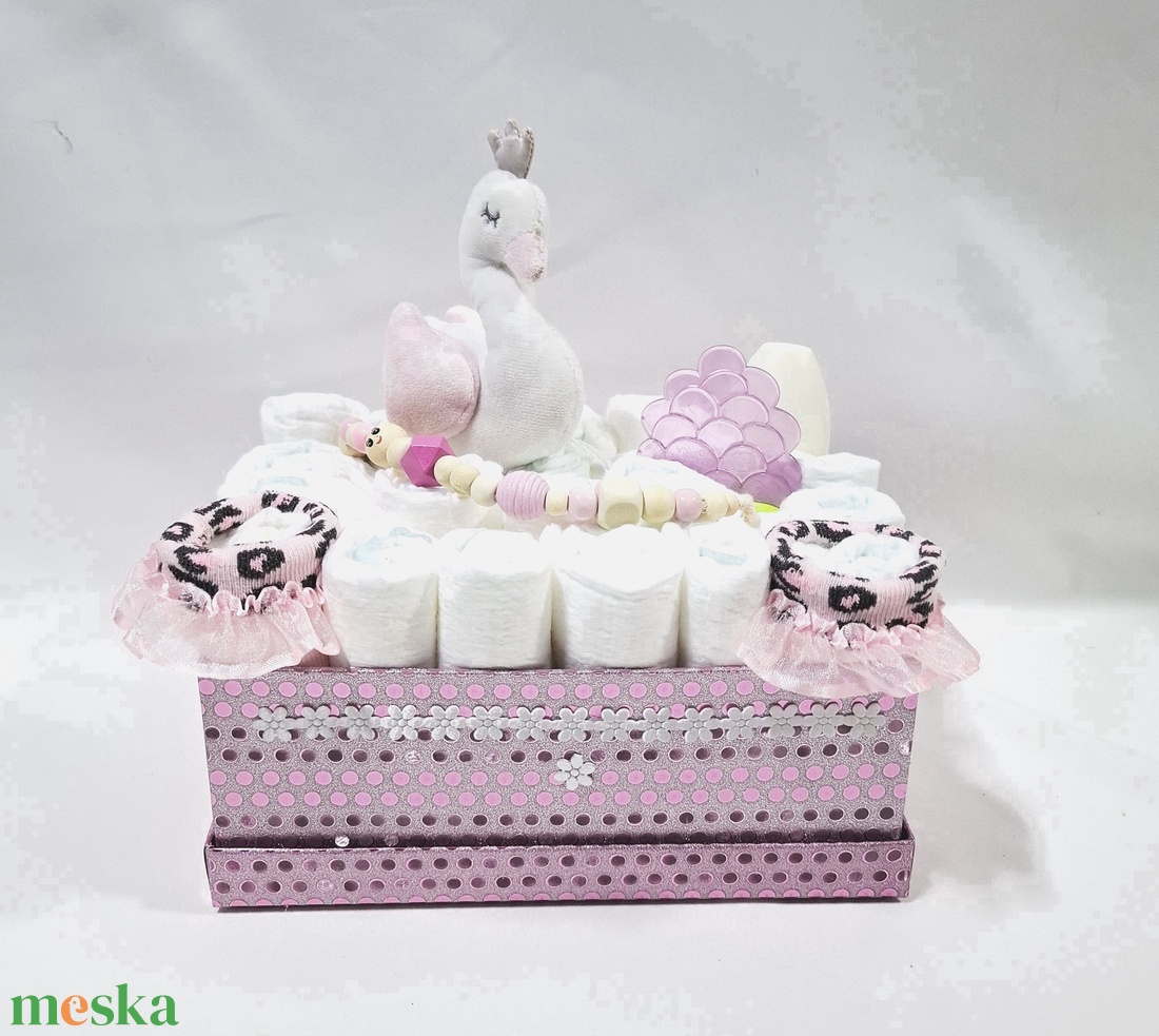Kis hattyú cumiláncos rágcsával baba box, pelenkatorta 3-6 kg pelenkatorony, babaváró csomag, baba kelengye - baba - mama - pelenkázó, babafürdető kellékek - pelenkatorta - Meska.hu