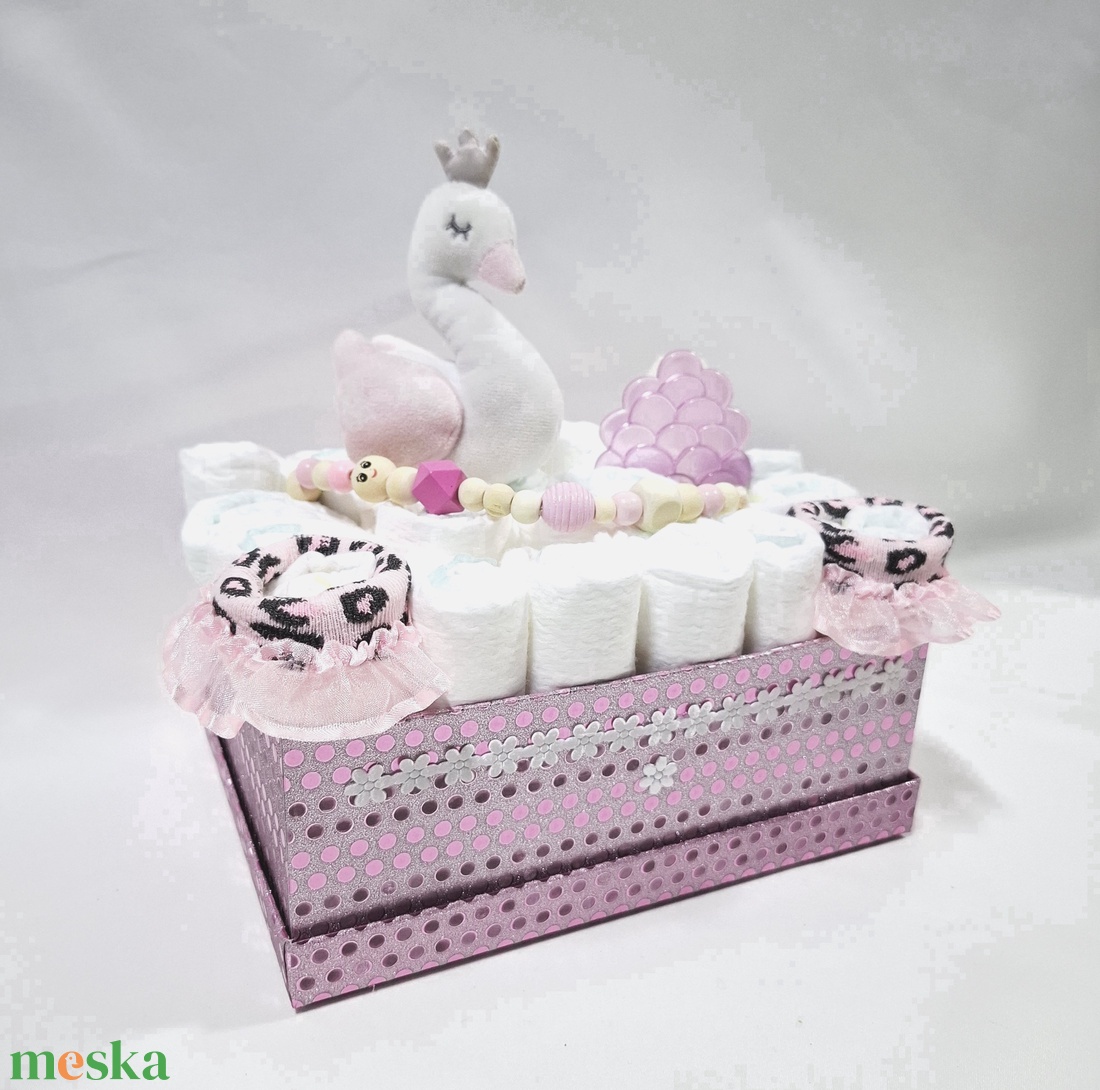 Kis hattyú cumiláncos rágcsával baba box, pelenkatorta 3-6 kg pelenkatorony, babaváró csomag, baba kelengye - baba - mama - pelenkázó, babafürdető kellékek - pelenkatorta - Meska.hu