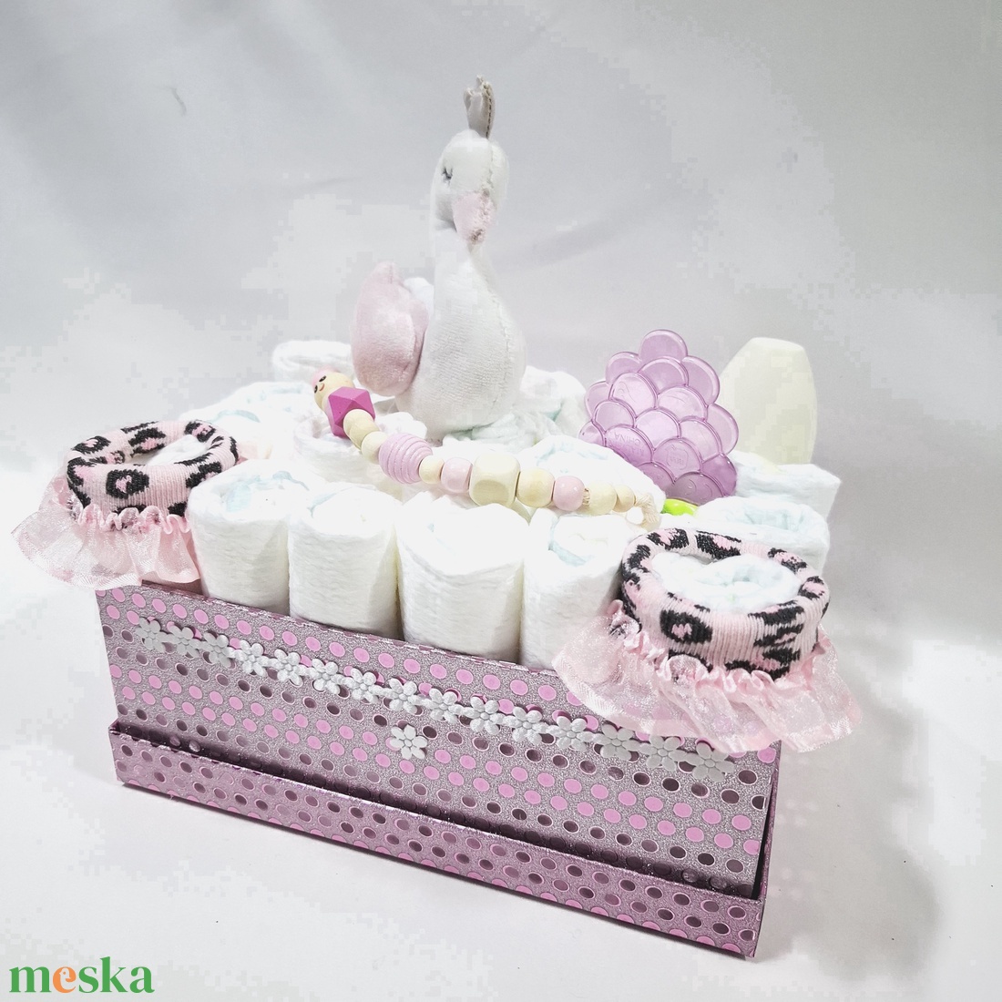 Kis hattyú cumiláncos rágcsával baba box, pelenkatorta 3-6 kg pelenkatorony, babaváró csomag, baba kelengye - baba - mama - pelenkázó, babafürdető kellékek - pelenkatorta - Meska.hu