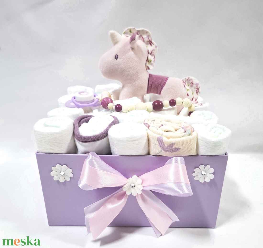 Egyszarvú cumilánccal baba box, pelenkatorta 3-6 kg pelenkatorony, babaváró csomag, baba kelengye - baba - mama - pelenkázó, babafürdető kellékek - pelenkatorta - Meska.hu