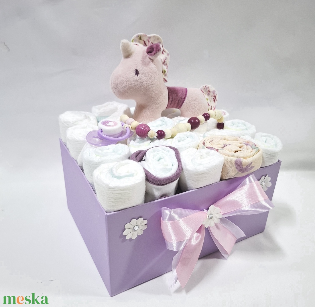 Egyszarvú cumilánccal baba box, pelenkatorta 3-6 kg pelenkatorony, babaváró csomag, baba kelengye - baba - mama - pelenkázó, babafürdető kellékek - pelenkatorta - Meska.hu