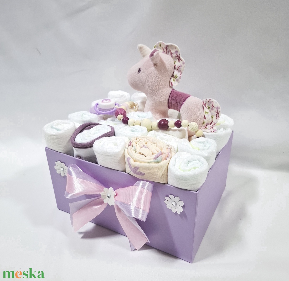 Egyszarvú cumilánccal baba box, pelenkatorta 3-6 kg pelenkatorony, babaváró csomag, baba kelengye - baba - mama - pelenkázó, babafürdető kellékek - pelenkatorta - Meska.hu
