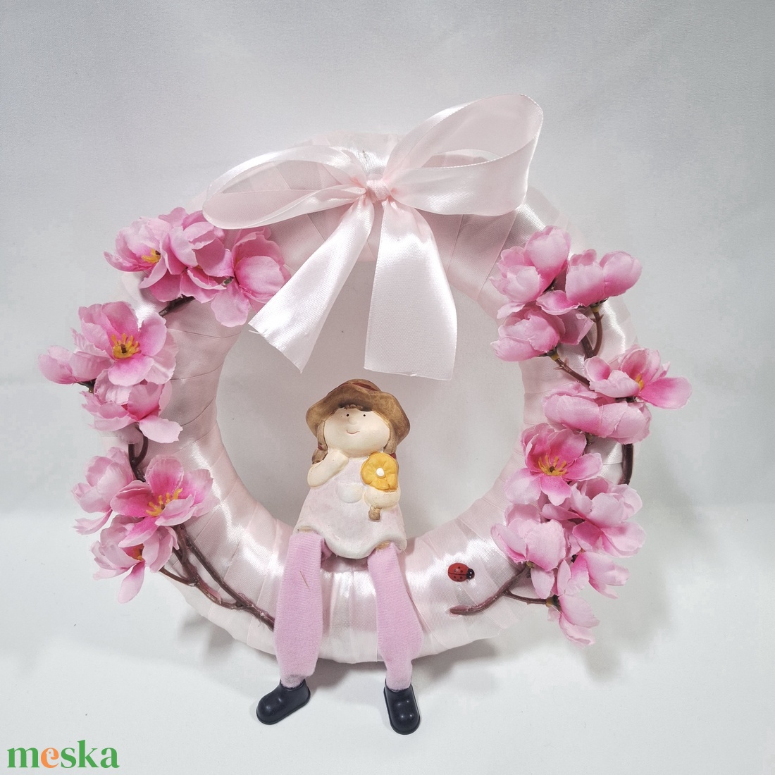 Lágyszínű virágos koszorú, ajtódísz, ablakdísz, kopogtató - otthon & életmód - dekoráció - ajtó- és ablak dekoráció - ajtódísz & kopogtató - Meska.hu