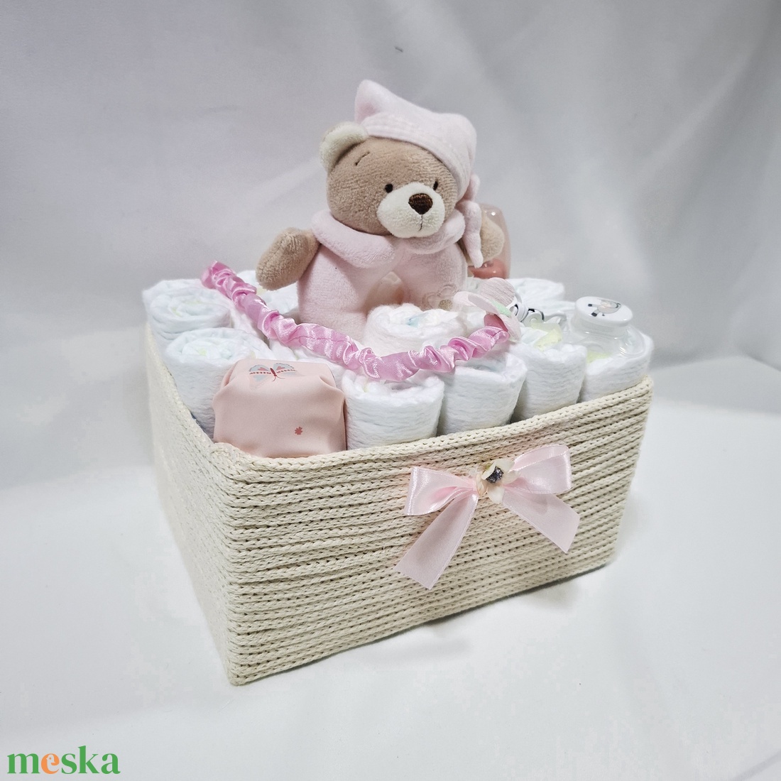 Maci cumilánccal pelenkatorony 3-6 kg, pelenkatorta, babaváró csomag, kelengye - baba - mama - pelenkázó, babafürdető kellékek - pelenkatorta - Meska.hu