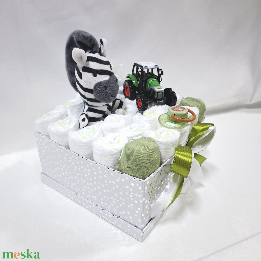 Traktor pelenkatorta , 4-8 kg pelenkatorony, babaváró csomag, kelengye - baba - mama - pelenkázó, babafürdető kellékek - pelenkatorta - Meska.hu
