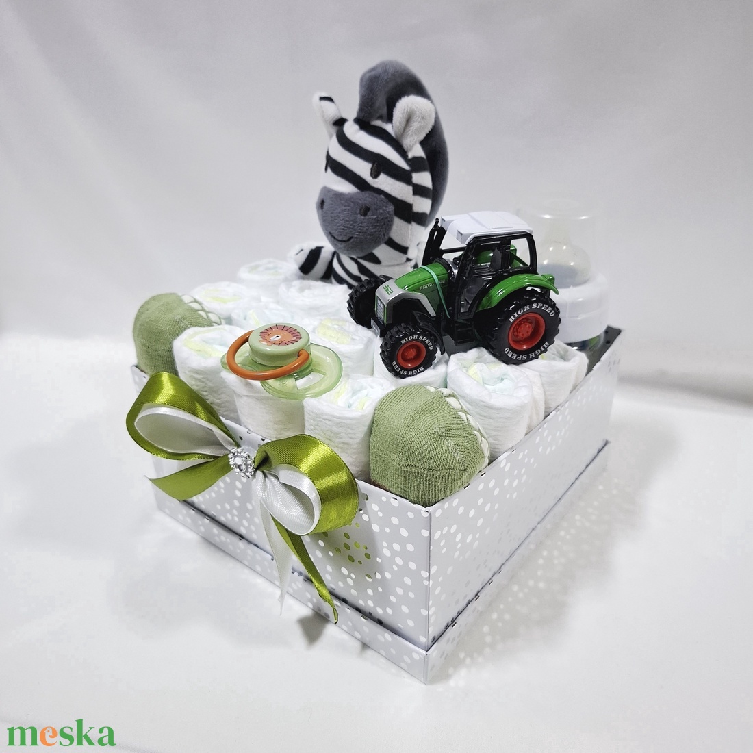Traktor pelenkatorta , 4-8 kg pelenkatorony, babaváró csomag, kelengye - baba - mama - pelenkázó, babafürdető kellékek - pelenkatorta - Meska.hu