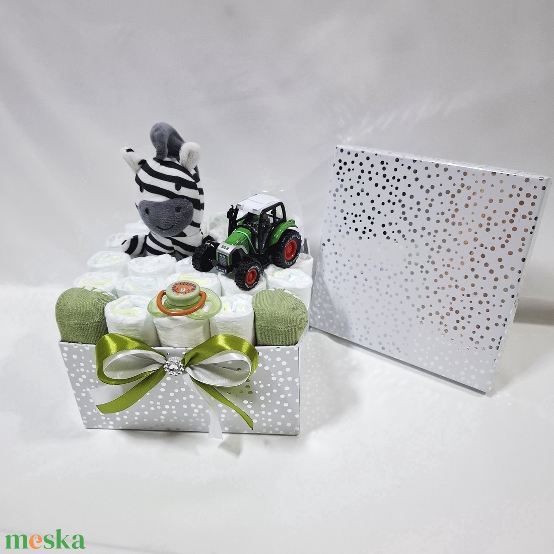Traktor pelenkatorta , 4-8 kg pelenkatorony, babaváró csomag, kelengye - baba - mama - pelenkázó, babafürdető kellékek - pelenkatorta - Meska.hu