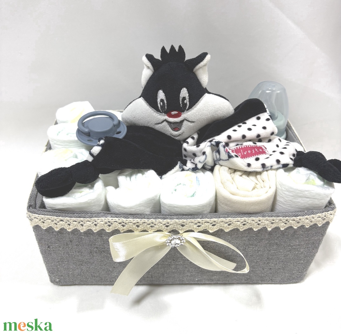Szilveszter cica baba box, pelenkatorta 4-8 kg pelenkatorony, babaváró csomag, baba kelengye - baba - mama - pelenkázó, babafürdető kellékek - pelenkatorta - Meska.hu