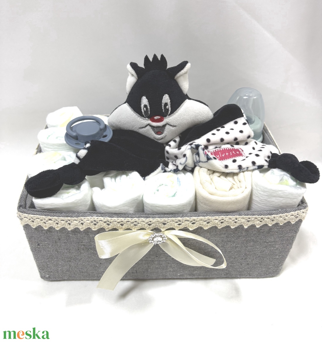 Szilveszter cica baba box, pelenkatorta 4-8 kg pelenkatorony, babaváró csomag, baba kelengye - baba - mama - pelenkázó, babafürdető kellékek - pelenkatorta - Meska.hu