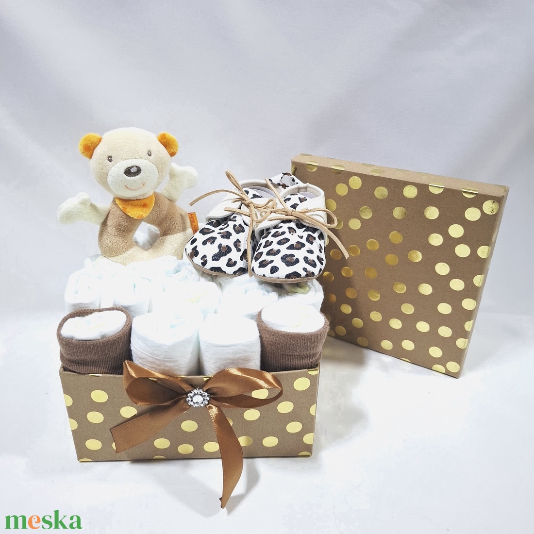Maci- tipegő baba box, pelenkatorta 4-8 kg pelenkatorony, babaváró csomag, baba kelengye - baba - mama - pelenkázó, babafürdető kellékek - pelenkatorta - Meska.hu