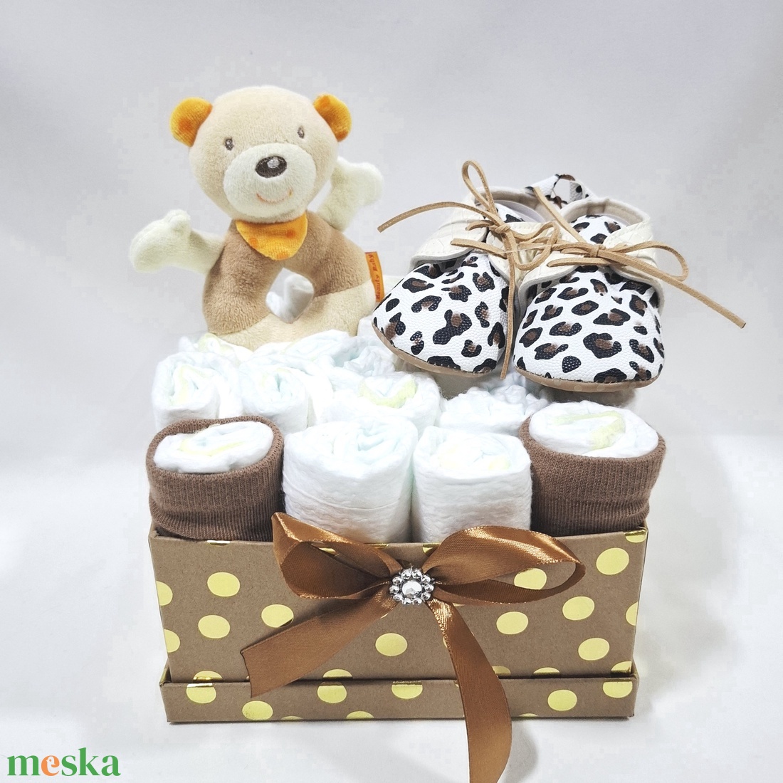 Maci- tipegő baba box, pelenkatorta 4-8 kg pelenkatorony, babaváró csomag, baba kelengye - baba - mama - pelenkázó, babafürdető kellékek - pelenkatorta - Meska.hu