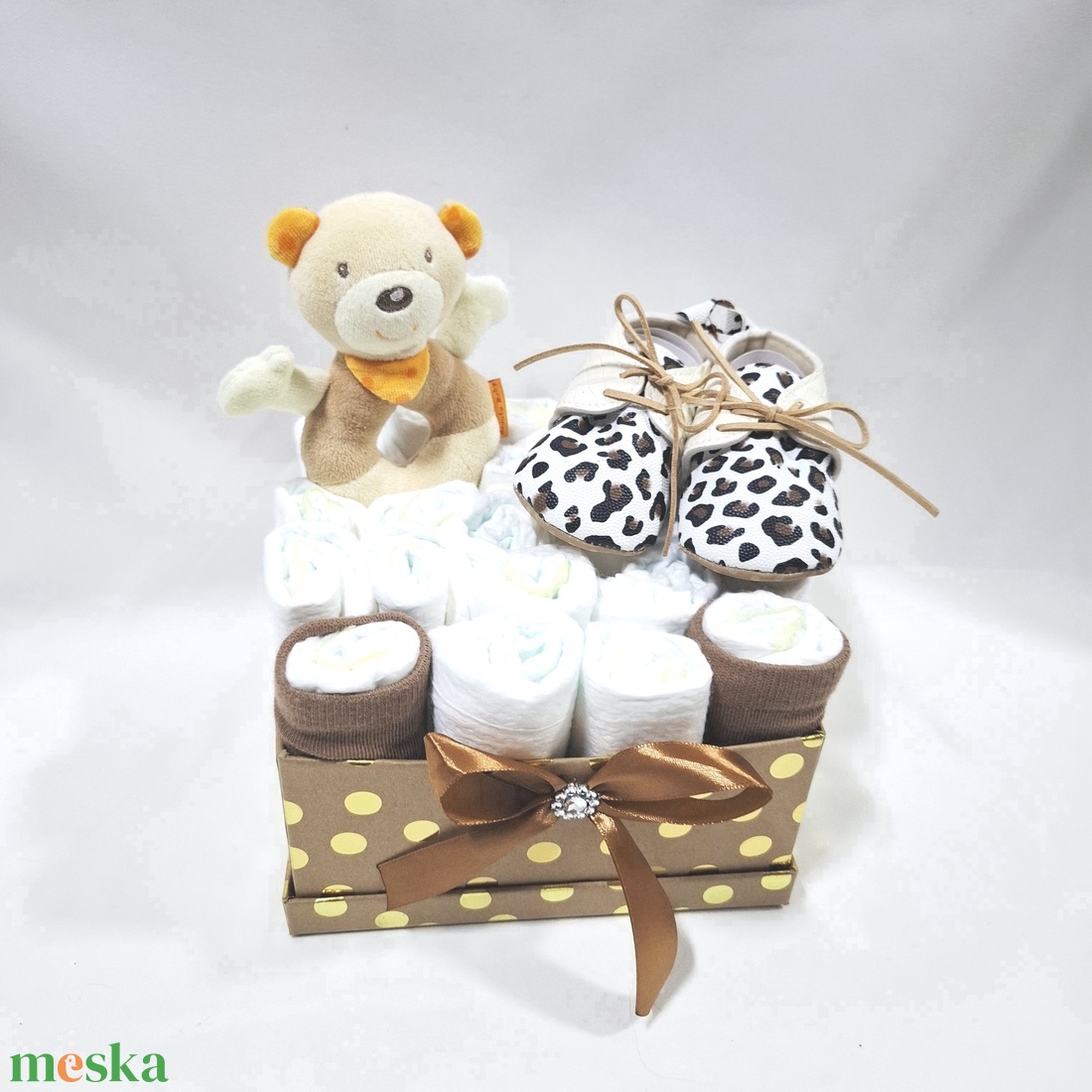 Maci- tipegő baba box, pelenkatorta 4-8 kg pelenkatorony, babaváró csomag, baba kelengye - baba - mama - pelenkázó, babafürdető kellékek - pelenkatorta - Meska.hu