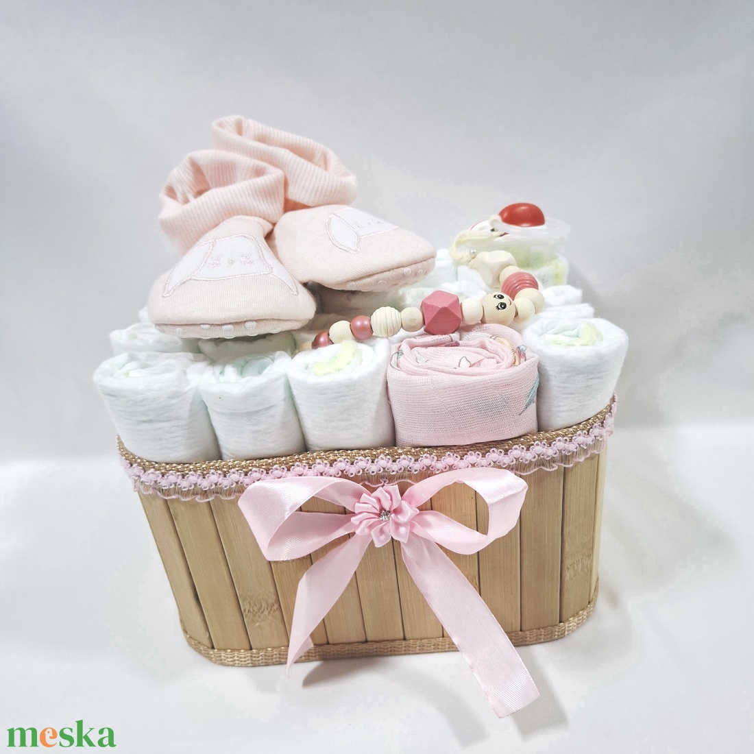 Tipegő baba box cumilánccal, pelenkatorta 2-5 kg pelenkatorony, babaváró csomag, kelengye - baba - mama - pelenkázó, babafürdető kellékek - pelenkatorta - Meska.hu