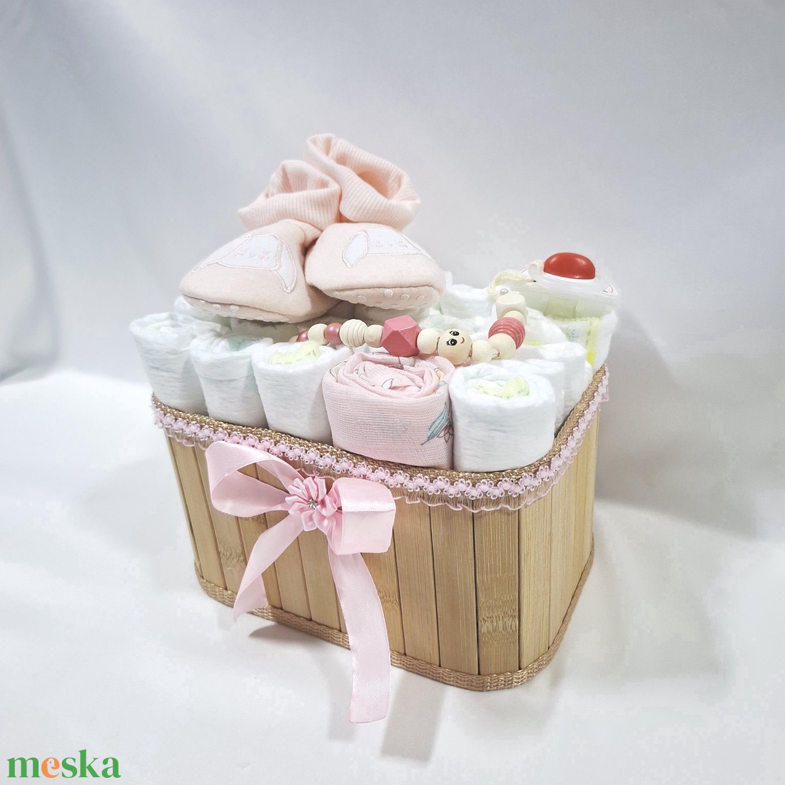 Tipegő baba box cumilánccal, pelenkatorta 2-5 kg pelenkatorony, babaváró csomag, kelengye - baba - mama - pelenkázó, babafürdető kellékek - pelenkatorta - Meska.hu