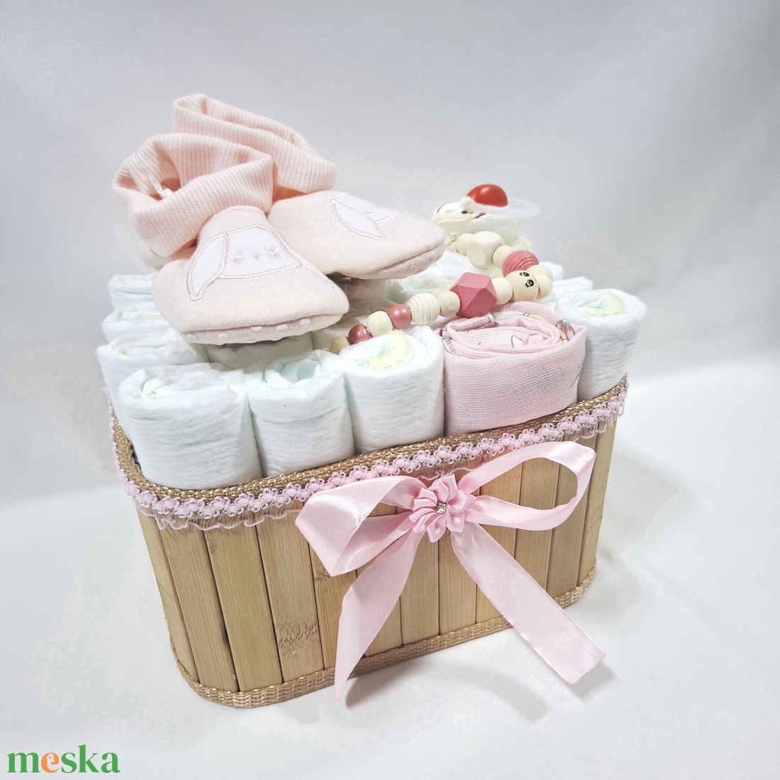 Tipegő baba box cumilánccal, pelenkatorta 2-5 kg pelenkatorony, babaváró csomag, kelengye - baba - mama - pelenkázó, babafürdető kellékek - pelenkatorta - Meska.hu