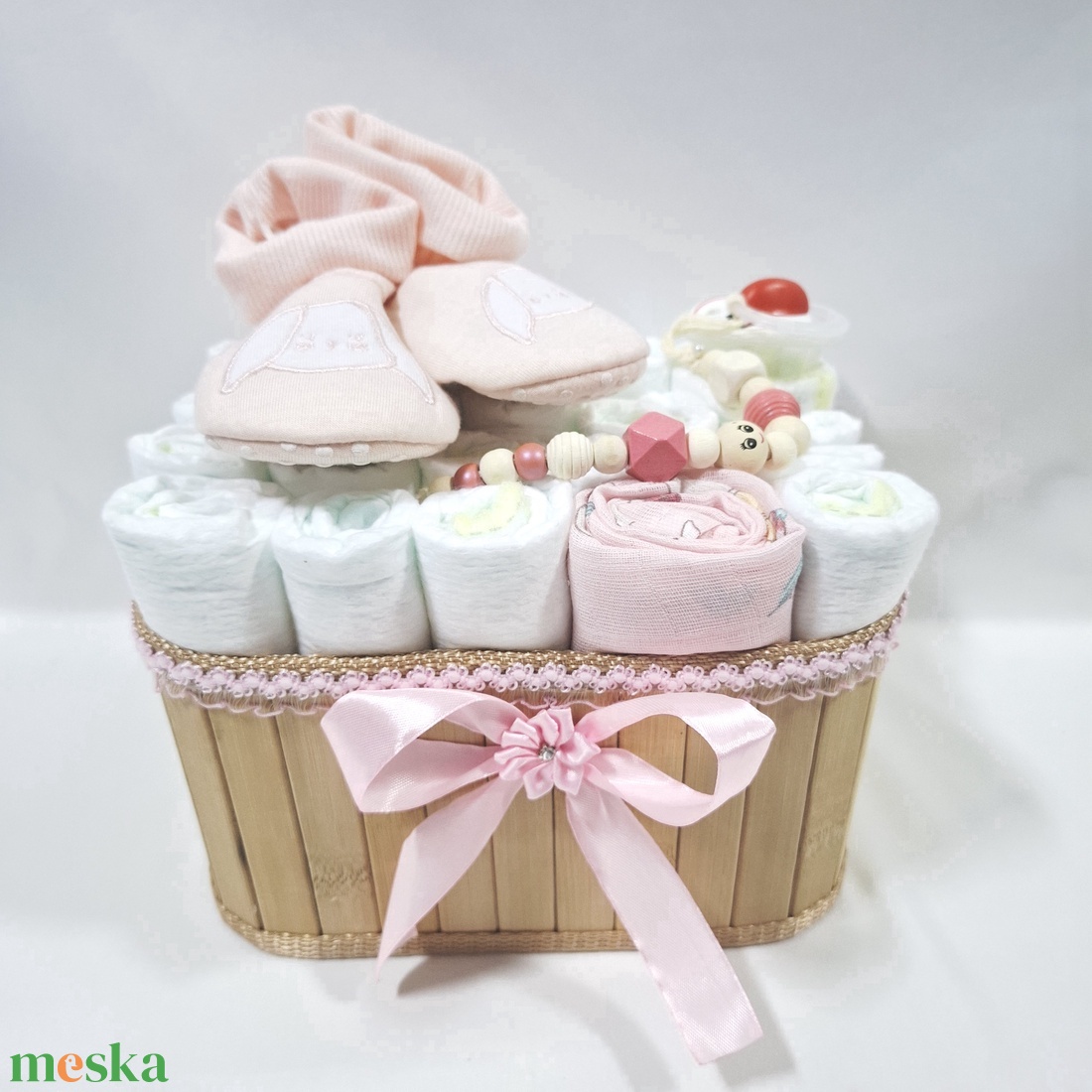 Tipegő baba box cumilánccal, pelenkatorta 2-5 kg pelenkatorony, babaváró csomag, kelengye - baba - mama - pelenkázó, babafürdető kellékek - pelenkatorta - Meska.hu
