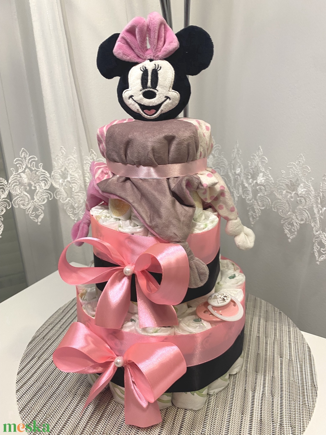 Mickey egér 3 emelet pelenkatorta, 2-5 kg pelenkatorony, babaváró csomag - baba - mama - pelenkázó, babafürdető kellékek - pelenkatorta - Meska.hu